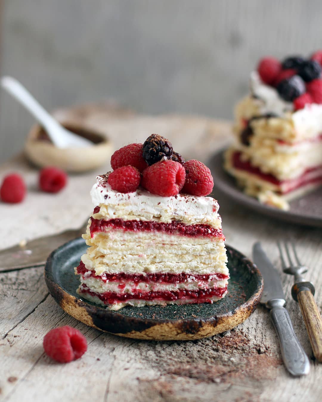 Вафельный торт с творожным кремом и ягодным кремю