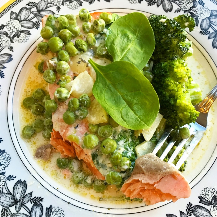 Семга с брокколи, шпинатом, зелёным горошком и чесноком