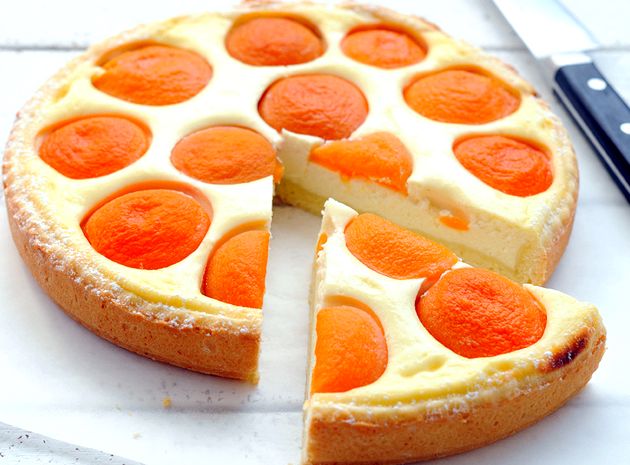 Творожный пирог с абрикосами и малиной