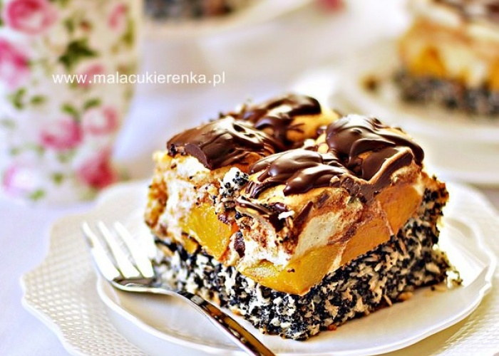 Шоколадно-маковый торт с персиком